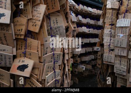 EMA, petites plaques de bois sur lesquelles les fidèles Shinto et bouddhistes écrivent des prières ou des souhaits - message en bois ou planches de prière - Kyoto, Japon Banque D'Images