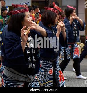 Narita, Japon - 15 avril 2018: Photo du joueur traditionnel de flûte de la ville de Narita au festival traditionnel des tambours de printemps Banque D'Images