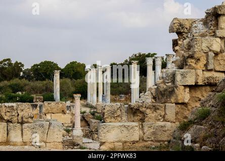 7 juin 2022, Famagusta, Chypre : colonnes du gymnase de Salamis avec plusieurs bains romains à proximité. Salamis était une ancienne cité-état grecque sur la côte est de Chypre, à l'embouchure de la rivière Pedieos, près de Famagouste moderne. Le fondateur de Salamis était Teucer, fils de Telamon, roi de l'île grecque de Salamis, qui ne pouvait pas rentrer à la maison après la guerre de Troie parce qu'il n'avait pas vengé son frère Ajax. Les découvertes archéologiques remontent au XIe siècle avant Jésus-Christ, âge du bronze tardif. Le ''centre culturel'' de Salamis pendant la période romaine a un gymnase, théâtre, amphithéâtre, stade et p Banque D'Images