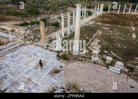 7 juin 2022, Famagusta, Chypre : colonnes du gymnase de Salamis avec plusieurs bains romains à proximité. Salamis était une ancienne cité-état grecque sur la côte est de Chypre, à l'embouchure de la rivière Pedieos, près de Famagouste moderne. Le fondateur de Salamis était Teucer, fils de Telamon, roi de l'île grecque de Salamis, qui ne pouvait pas rentrer à la maison après la guerre de Troie parce qu'il n'avait pas vengé son frère Ajax. Les découvertes archéologiques remontent au XIe siècle avant Jésus-Christ, âge du bronze tardif. Le ''centre culturel'' de Salamis pendant la période romaine a un gymnase, théâtre, amphithéâtre, stade et p Banque D'Images