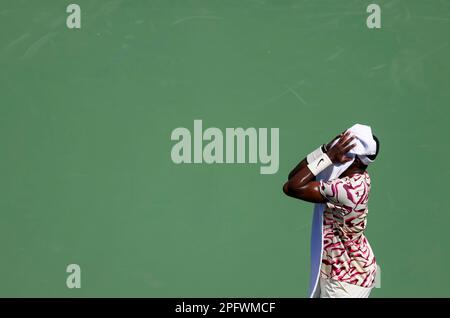 18 mars 2023 Frances Tiafoe en action contre Daniil Medvedev de Russie pendant les demi-finales de l'ouverture de BNP Paribas 2023 au jardin de tennis de Indian Wells à Indian Wells, Californie. Crédit photo obligatoire : Charles Baus/CSM Banque D'Images