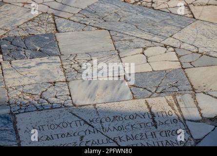 7 juin 2022, Famagusta, Chypre : inscriptions grecques sur sol en marbre du gymnase de Salamis avec plusieurs bains romains à proximité. Salamis était une ancienne cité-état grecque sur la côte est de Chypre, à l'embouchure de la rivière Pedieos, près de Famagouste moderne. Le fondateur de Salamis était Teucer, fils de Telamon, roi de l'île grecque de Salamis, qui ne pouvait pas rentrer à la maison après la guerre de Troie parce qu'il n'avait pas vengé son frère Ajax. Les découvertes archéologiques remontent au XIe siècle avant Jésus-Christ, âge du bronze tardif. Le ''centre culturel'' de Salamis pendant la période romaine a un gymnase, théâtre, Banque D'Images