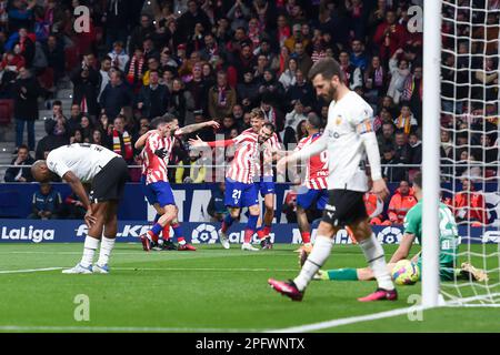 Madrid, Espagne. 18th mars 2023. Les joueurs de l'Atletico de Madrid célèbrent un but lors d'un match de football espagnol de la Liga entre l'Atletico de Madrid et Valencia CF à Madrid, Espagne, sur 18 mars 2023. Credit: Gustavo Valiente/Xinhua/Alamy Live News Banque D'Images