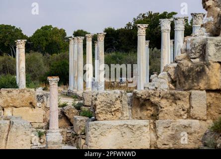 7 juin 2022, Famagusta, Chypre : colonnes du gymnase de Salamis avec plusieurs bains romains à proximité. Salamis était une ancienne cité-état grecque sur la côte est de Chypre, à l'embouchure de la rivière Pedieos, près de Famagouste moderne. Le fondateur de Salamis était Teucer, fils de Telamon, roi de l'île grecque de Salamis, qui ne pouvait pas rentrer à la maison après la guerre de Troie parce qu'il n'avait pas vengé son frère Ajax. Les découvertes archéologiques remontent au XIe siècle avant Jésus-Christ, âge du bronze tardif. Le ''centre culturel'' de Salamis pendant la période romaine a un gymnase, théâtre, amphithéâtre, stade et p Banque D'Images