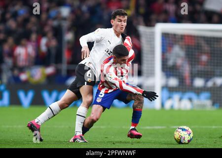 Madrid, Espagne. 18th mars 2023. Rodrigo de Paul (devant) de l'Atletico de Madrid vie avec Hugo Guillermon de Valence lors d'un match de football espagnol de la Liga entre l'Atletico de Madrid et Valencia CF à Madrid, Espagne, sur 18 mars 2023. Credit: Gustavo Valiente/Xinhua/Alamy Live News Banque D'Images