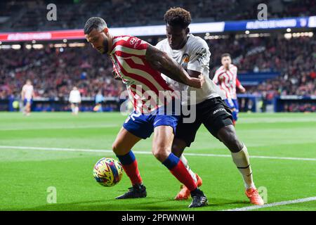Madrid, Espagne. 18th mars 2023. Mario Hermoso (L) de l'Atletico de Madrid vie avec le Yunus Musah de Valence lors d'un match de football espagnol de la Liga entre l'Atletico de Madrid et Valencia CF à Madrid, en Espagne, sur 18 mars 2023. Credit: Gustavo Valiente/Xinhua/Alamy Live News Banque D'Images