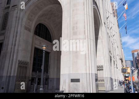 New York, New York, États-Unis. 18th mars 2023. (NOUVEAU) Credit Suisse. 18 mars 2023, New York, New York, Etats-Unis: Les gens marchent près du bâtiment abritant les bureaux bancaires du Credit Suisse sur Park Avenue South dans Midtown Manhattan sur 18 mars 2023 dans la ville de New York. L'UBS s'approche de l'acquisition du crédit Suisse dans le cadre des efforts visant à stabiliser le secteur bancaire. (Credit image: © M10s/TheNEWS2 via ZUMA Press Wire) USAGE ÉDITORIAL SEULEMENT! Non destiné À un usage commercial ! Banque D'Images