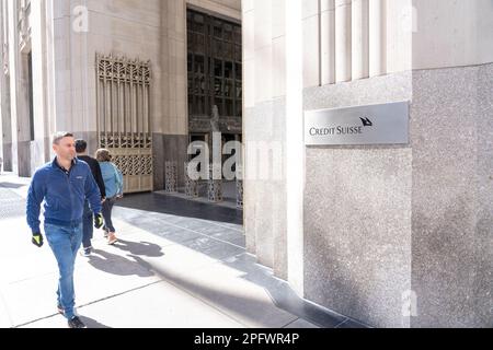 New York, New York, États-Unis. 18th mars 2023. (NOUVEAU) Credit Suisse. 18 mars 2023, New York, New York, Etats-Unis: Les gens marchent près du bâtiment abritant les bureaux bancaires du Credit Suisse sur Park Avenue South dans Midtown Manhattan sur 18 mars 2023 dans la ville de New York. L'UBS s'approche de l'acquisition du crédit Suisse dans le cadre des efforts visant à stabiliser le secteur bancaire. (Credit image: © M10s/TheNEWS2 via ZUMA Press Wire) USAGE ÉDITORIAL SEULEMENT! Non destiné À un usage commercial ! Banque D'Images