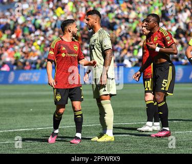 18 mars 2023: Mots entre Cristian Roldan, milieu de terrain des Sounders de Seattle (7) et Denis Bouanga, avant-projet du FC de Los Angeles (99), lors du match de football MLS entre le FC de Los Angeles et le FC des Sounders de Seattle au Lumen Field à Seattle, WA. Les équipes se sont battues pour un tirage au sort nul. Steve Faber/CSM Banque D'Images