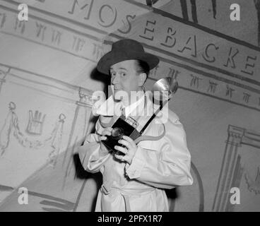 Åke Söderblom , 1910-1965 ans , acteur suédois ici sur une scène de revue à Södra teatern 1949 où il agit comme photographe de presse. Kristoffersson réf. 234A-10 Banque D'Images