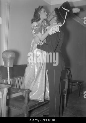 Embrasser dans le 1940s. Le grand acteur, la chanteuse Kalle Reinholdz, embrasse et embrasse une jeune femme bien plus courte sur scène au théâtre chinois de Stockholm. Suède 1940 Kristoffersson Réf. 107-10 Banque D'Images