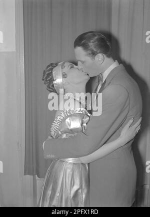 Embrasser dans le 1940s. L'acteur chanteur Gustav Wally est vu embrasser et embrasser Greta Bjuke derrière la scène au théâtre de la Chine à Stockholm. Suède 1940 Kristoffersson Réf. 107-11 Banque D'Images