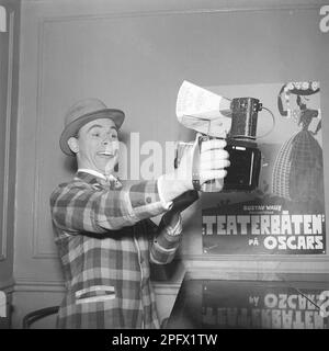 Nils Poppe, 1908-2000, acteur suédois. Ici, il s'immortalise en tenant un appareil photo dans sa main et en le pointant vers son visage heureux. Une preuve visuelle que le soi-disant selfie moderne n'est rien de nouveau. Suède en 1943 Kristoffersson réf. C27-4 Banque D'Images