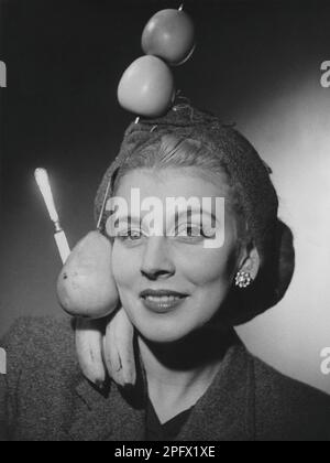 Chapeau mode dans le 1940s. Une jeune femme a ses cheveux et son chapeau avec des fruits. Suède 1942 Kristoffersson Banque D'Images