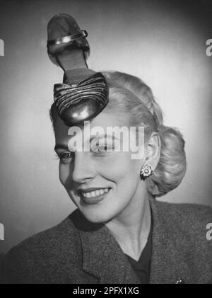 Chapeau mode dans le 1940s. Une jeune femme une chaussure comme un chapeau. Suède 1942 Kristoffersson Banque D'Images