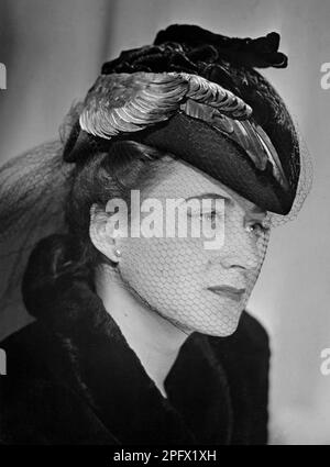 Chapeau mode dans le 1940s. Une jeune femme portant le chapeau de la mode de l'année. Suède 1942 Kristoffersson Banque D'Images