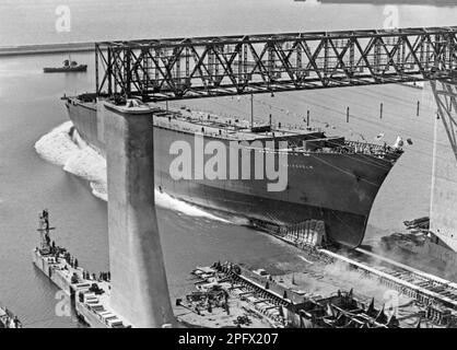 M/S Gripsholm. Un navire de transport suédois a été lancé le 8 1956 avril à Genua en Italie et livré à la ligne américano-suédoise le 2 1957 avril. Photo lorsque le navire est en dehors des travaux de quai et dans l'eau. Le premier voyage a été effectué le 14-15 1957 mai de Göteborg à New York. Le navire a coulé dans les eaux du Cap de bonne espérance le 6 2001 juillet lors d'un remorquage. La profondeur à laquelle le navire a coulé est d'environ 4200 mètres. Banque D'Images