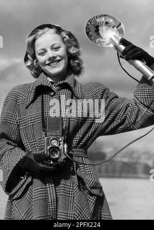 Photographe amateur en 1950s. La jeune actrice Sangrid Nerf photographie un jour de printemps. L'appareil photo est un Rolleiflex de la société allemande Rollei pour le film de 60 mm. Suède 1950. Banque D'Images