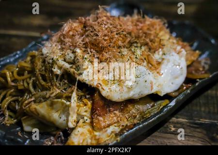 Okonomiyaki, crêpes japonaises servies sur plaque Banque D'Images