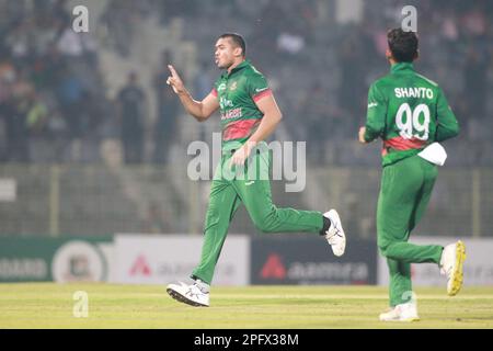 Taskin Ahmed (L) célèbre l'un de ses deux bickets le long de ses coéquipiers lors du match ODI Bangladesh-Irlande 1st au stade international de cricket de Sylhet Banque D'Images