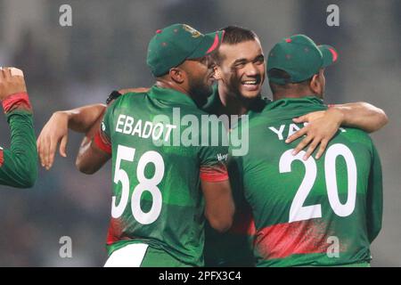 Taskin Ahmed (M) célèbre l'un de ses deux bickets le long de ses coéquipiers lors du match ODI Bangladesh-Irlande 1st au stade international de cricket de Sylhet Banque D'Images