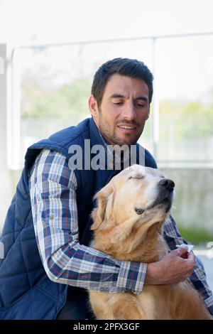 médecin prenant soin d'un chien Banque D'Images