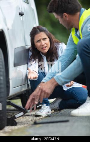 contrarié femme parlant à l'homme Banque D'Images