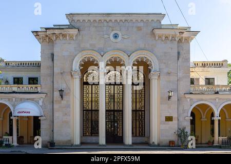 Borjomi, Géorgie, 08.06.2021. Gare de Borjomi Parki, bâtiment en marbre de style ancien classique avec arches ornementales. Banque D'Images