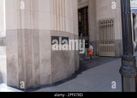 New York, États-Unis. 18th mars 2023. Les gens marchent à côté du bâtiment abritant les bureaux bancaires du Credit Suisse sur Park Avenue South à Midtown Manhattan à New York. L'UBS s'approche de l'acquisition du crédit Suisse dans le cadre des efforts visant à stabiliser le secteur bancaire. Crédit : SOPA Images Limited/Alamy Live News Banque D'Images