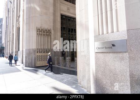 New York, États-Unis. 18th mars 2023. Les gens marchent à côté du bâtiment abritant les bureaux bancaires du Credit Suisse sur Park Avenue South à Midtown Manhattan à New York. L'UBS s'approche de l'acquisition du crédit Suisse dans le cadre des efforts visant à stabiliser le secteur bancaire. Crédit : SOPA Images Limited/Alamy Live News Banque D'Images