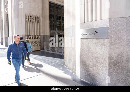 New York, États-Unis. 18th mars 2023. Les gens marchent à côté du bâtiment abritant les bureaux bancaires du Credit Suisse sur Park Avenue South à Midtown Manhattan à New York. L'UBS s'approche de l'acquisition du crédit Suisse dans le cadre des efforts visant à stabiliser le secteur bancaire. Crédit : SOPA Images Limited/Alamy Live News Banque D'Images