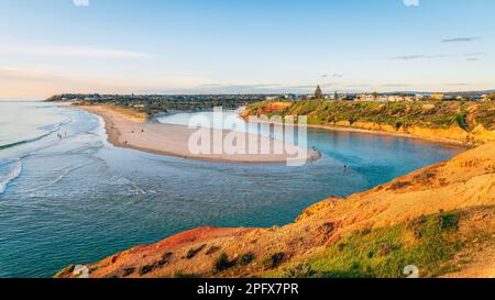 Vue sereine sur l'embouchure de la rivière Onkaparinga dans South Port au coucher du soleil, Port Noarlunga, Australie méridionale Banque D'Images