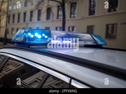 Munich, Allemagne. 19th mars 2023. Voiture de police lors d'une opération de police avec bluellight en opération à Munich, Allemagne. (Photo par Alexander Pohl/Sipa USA) crédit: SIPA USA/Alay Live News Banque D'Images