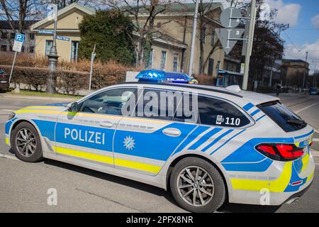 Munich, Allemagne. 19th mars 2023. Voiture de police lors d'une opération de police avec bluellight en opération à Munich, Allemagne. (Photo par Alexander Pohl/Sipa USA) crédit: SIPA USA/Alay Live News Banque D'Images