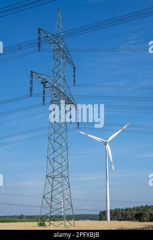 Pylône d'électricité, éolienne et câbles électriques vus en Allemagne Banque D'Images