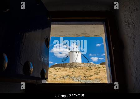 Moulins à vent de Consuegra vus de l'intérieur d'une fenêtre d'un autre moulin, dans les endroits de la route de Cervantes pour son livre Don Quichotte Banque D'Images