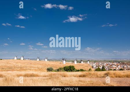Champ sec avec anciens moulins à vent et sous le village de Campo de Criptana, Espagne, défini dans Cervantes Don Quichotte 'les Giants' Banque D'Images