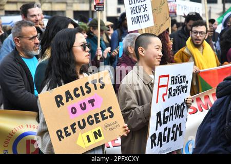 Amsterdam, pays-Bas 18th mars 2023.le Comité 21 mars a organisé la manifestation annuelle dans le cadre de la Journée internationale contre le racisme et la discrimination. Un grand groupe a défilé de la place du Dam à la place du Dokwerker. Banque D'Images