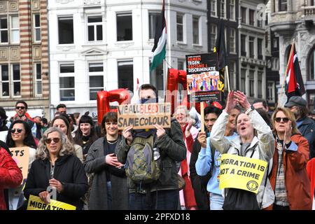 Amsterdam, pays-Bas 18th mars 2023.le Comité 21 mars a organisé la manifestation annuelle dans le cadre de la Journée internationale contre le racisme et la discrimination. Un grand groupe a défilé de la place du Dam à la place du Dokwerker. Banque D'Images