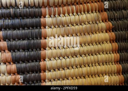 Gros plan sur un panier en osier tissé à la main dans des tons de brun et de beige Banque D'Images