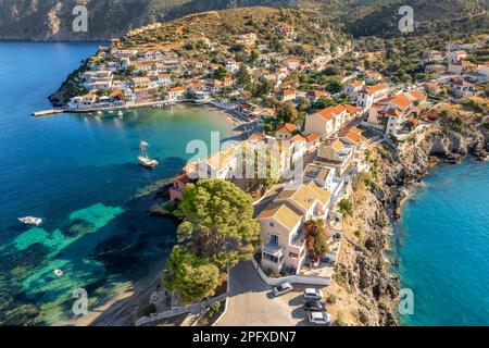 Ville pittoresque d'Assos sur l'île de Kefalonia, mer Ionienne, Grèce. Banque D'Images