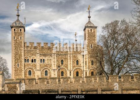 Construite par William le Conquérant en 1078, la Tour de Londres est un château historique situé sur la rive nord de la Tamise, dans le centre de Londres. Officiellement H Banque D'Images