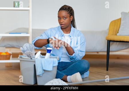 Nous avons déterminé que la femme de ménage était au ménage Banque D'Images