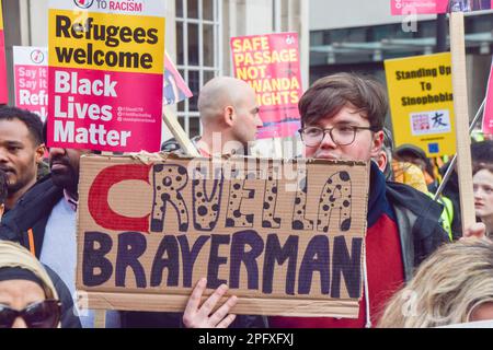 Londres, Royaume-Uni. 18th mars 2023. Des manifestants à l'extérieur du siège de la BBC. Des milliers de personnes ont défilé dans le centre de Londres pour soutenir les réfugiés et pour protester contre le racisme et le projet de loi sur les migrations illégales du gouvernement britannique. Banque D'Images