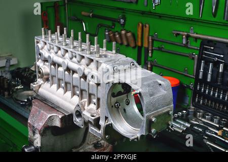 réparation de pompe à carburant de voiture, logement de pompe à carburant de camion sur établi en service, outils de réparation et établi en atelier, entretien de camion, gros plan, foyer sélectif Banque D'Images