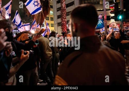 Israël. 18th mars 2023. Les forces de sécurité israéliennes se séparent entre les manifestants pro (à droite) et anti-réforme (à gauche). À la périphérie de la principale manifestation contre la révision juridique controversée, des confrontations se sont produites entre les manifestants anti-réformes et les militants de droite pro-réformes. Mars 18th 2023. (Photo de Matan Golan/Sipa USA). Credit: SIPA USA/Alay Live News Banque D'Images