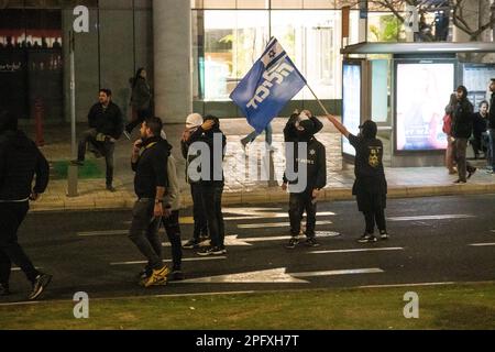 Israël. 18th mars 2023. Les partisans pro-réformes de droite masqués brandir le drapeau du Likoud. À la périphérie de la principale manifestation contre la révision juridique controversée, des confrontations se sont produites entre les manifestants anti-réformes et les militants de droite pro-réformes. Mars 18th 2023. (Photo de Matan Golan/Sipa USA). Credit: SIPA USA/Alay Live News Banque D'Images