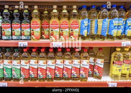 Huelva, Espagne - 18 mars 2023: Huile d'olive extra vierge sur le rack d'un supermarché Banque D'Images