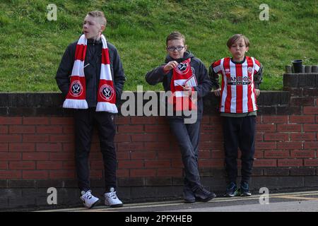 Les fans de Sheffield United arrivent devant les quarts de finale de la coupe Emirates FA Sheffield United contre Blackburn Rovers à Bramall Lane, Sheffield, Royaume-Uni, 19th mars 2023 (photo de Mark Cosgrove/News Images) Banque D'Images