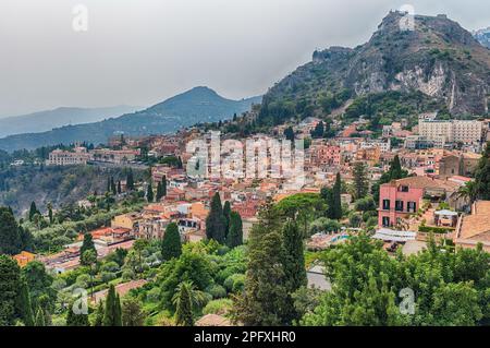 Vue aérienne sur le centre-ville de Taormina, Sicile, Italie Banque D'Images